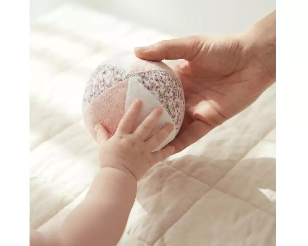 Bieco Βελούδινη Μπάλα Ella με Κουδουνίστρα - Image 2